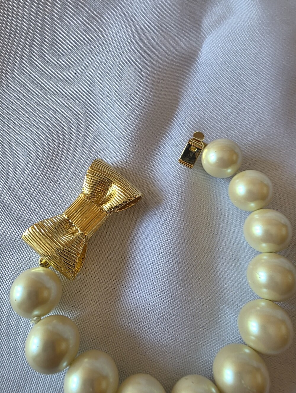 Kate Spade All Wrapped Up In Pearls Gold Tone Bow Bracelet Glass Pearls - Picture 6 of 9